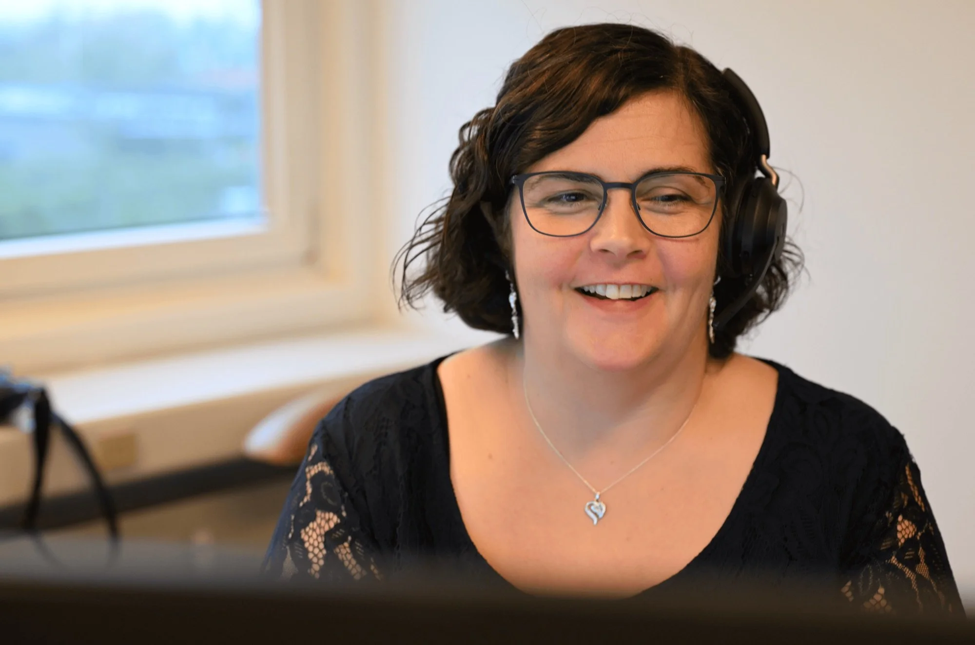 Lene fra BOLIQ taler i telefon med en kunde om ejendomsadministration