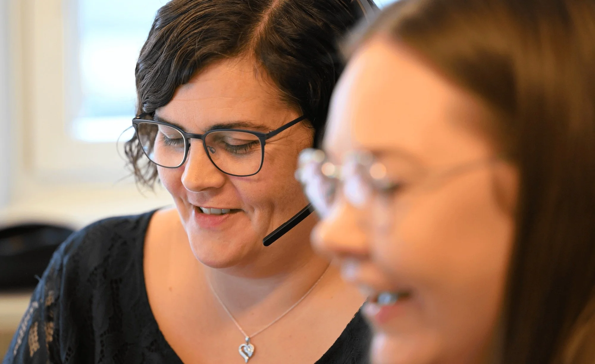 Lene og Pia fra BOLIQ samarbejder om en opgave i ejendomsadministrationen