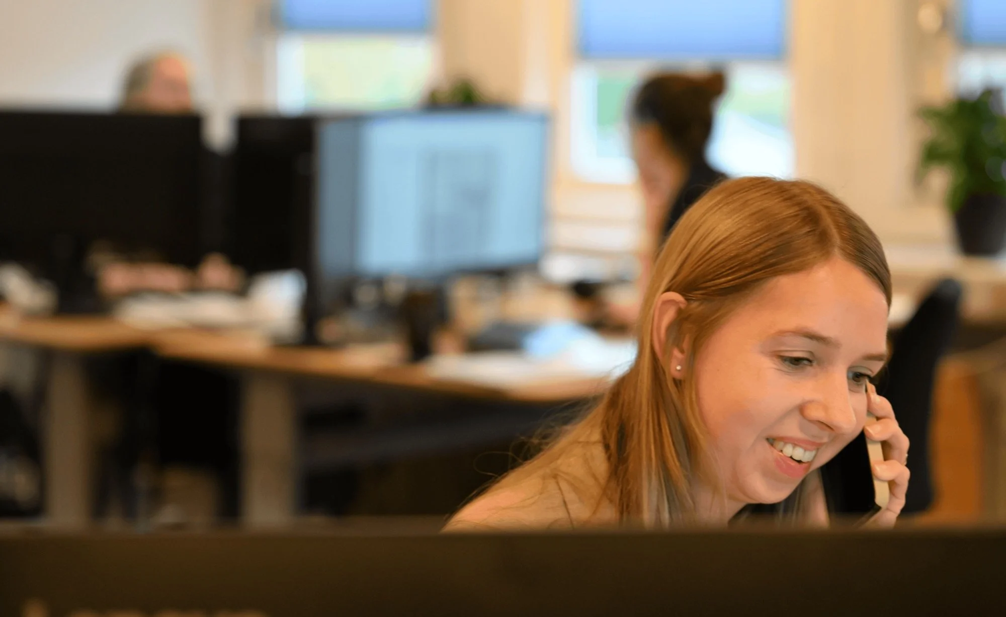 Selina fra BOLIQ hjælper en beboer i telefonen