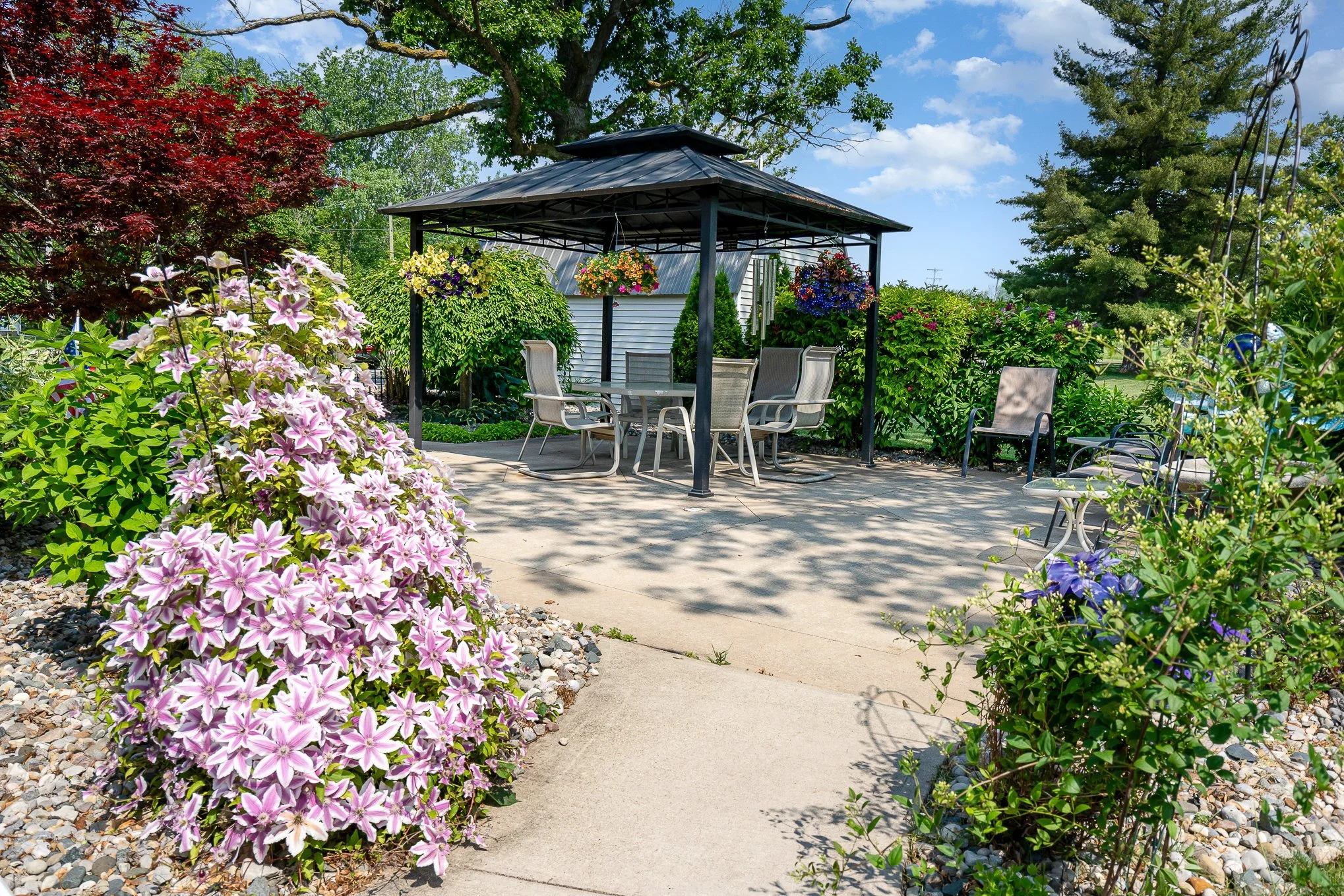  Gardens and outdoor seating area at the Toni &amp; Trish House 