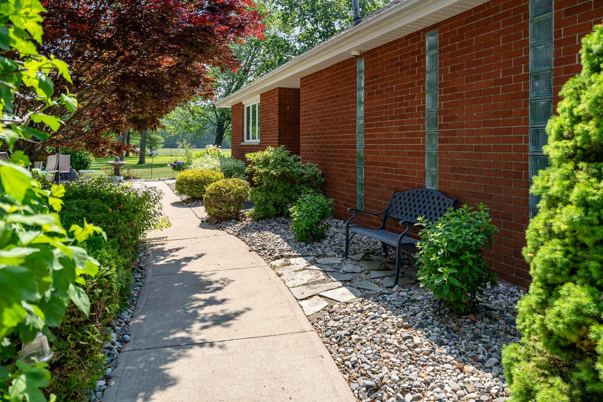  Gardens and outdoor seating area at the Toni &amp; Trish House 