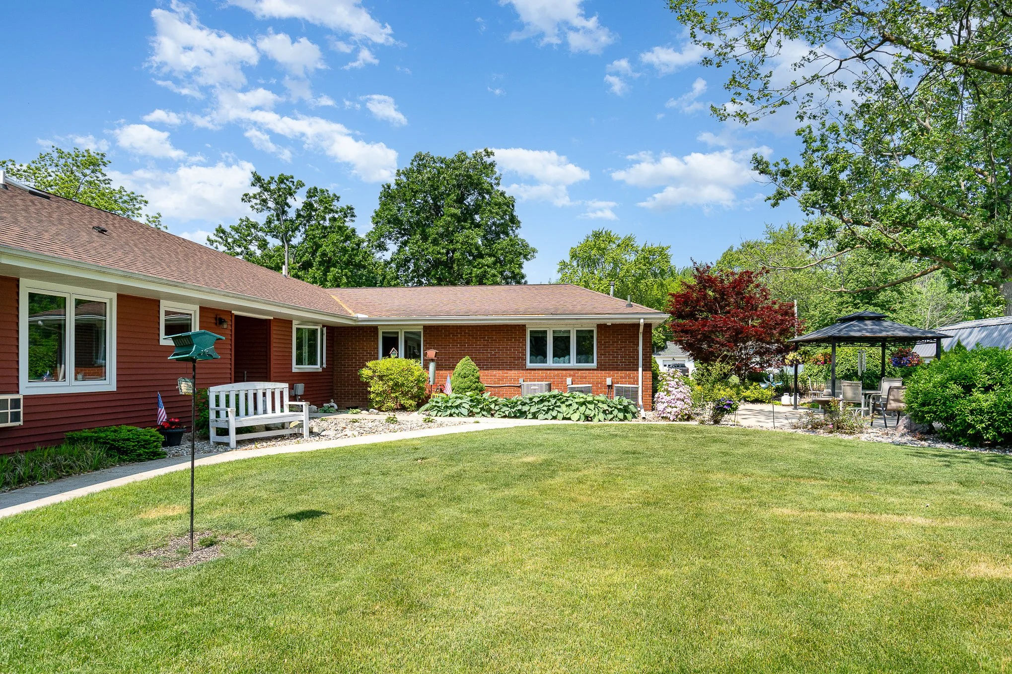  Gardens and outdoor seating for guests and families at the Toni &amp; Trish House 
