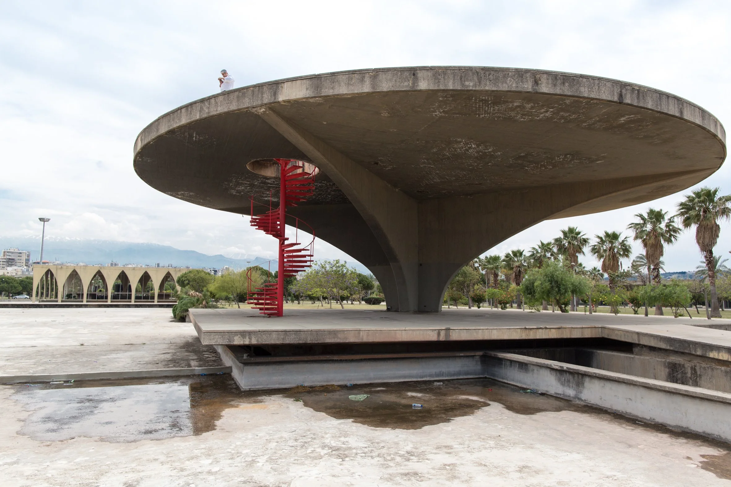 The helipad under which Niemeyer envisaged the housing of a subterranean science museum. 