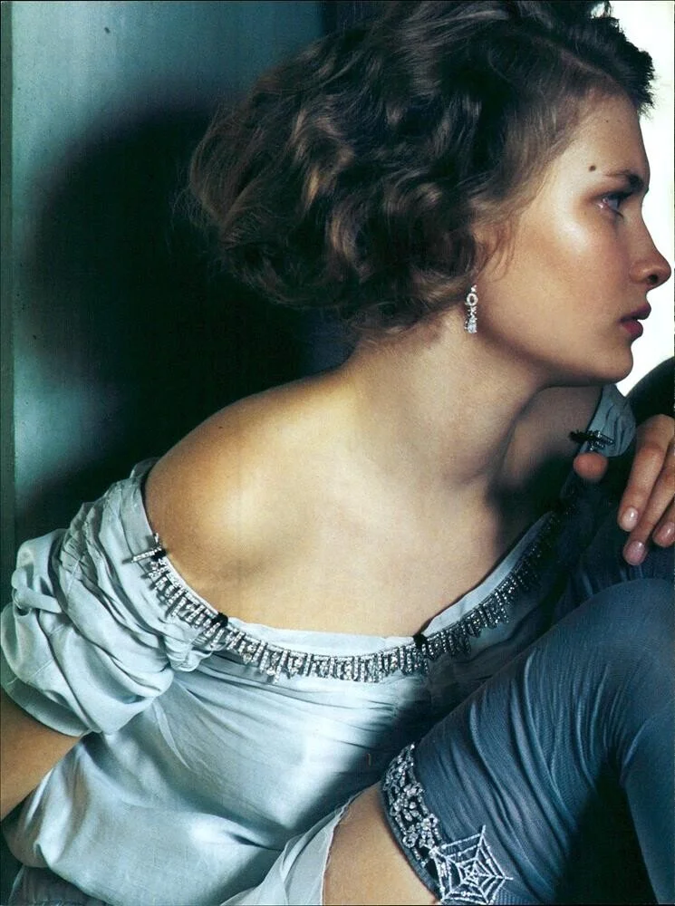 1573543066_ARCHIVIO-VogueItalia(May2006)-Glitter-014.jpg.d2439ea3483996875a11241b33aef328.jpg