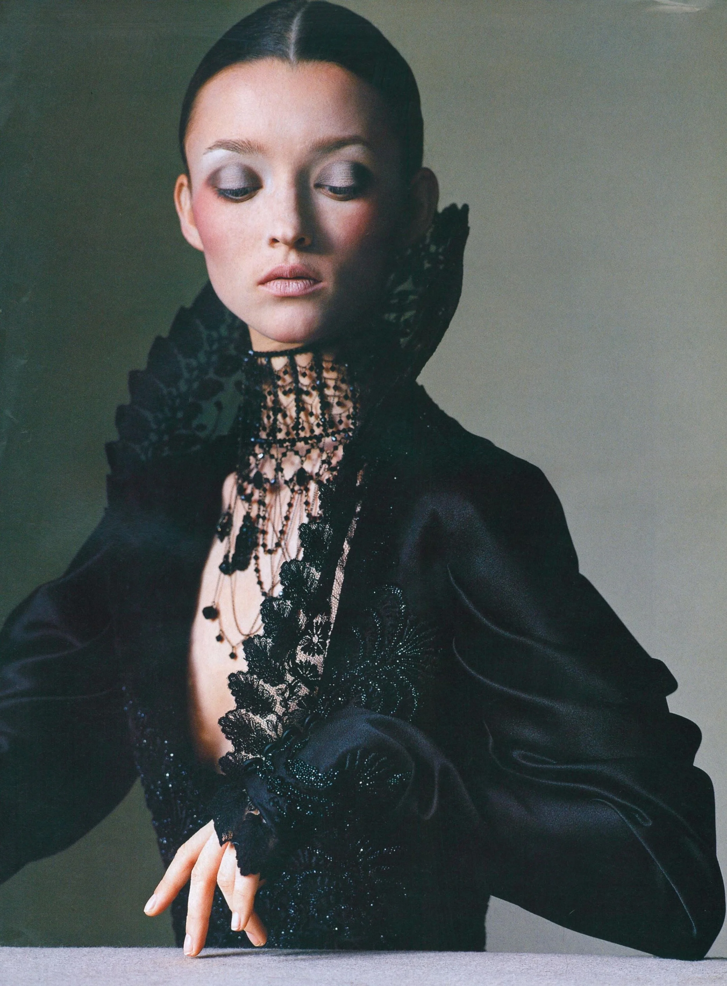 Beauty_Penn_US_Vogue_December_1998_04.jpg.5b848484ad9c803dd3824369f371c335.jpg