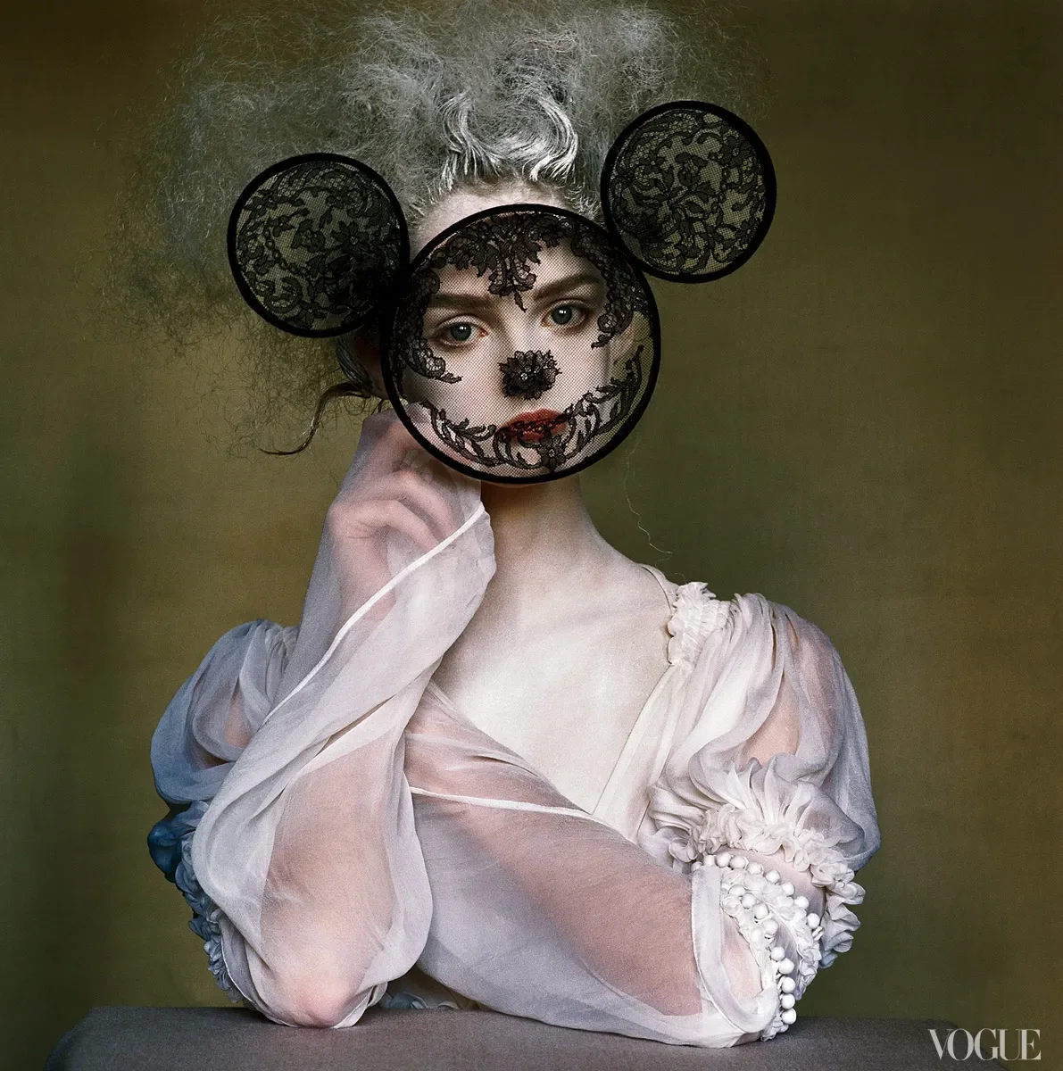 Lisa Cant by Irving Penn - Vogue (US), December 2005