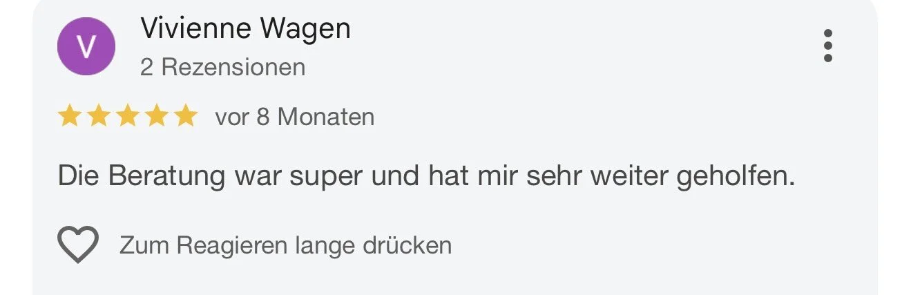 Bild einer Bewertung mit fünf Sternen und einem Text, in dem steht, dass die Beratung super war und sehr weiterholfen hat. Es gibt auch eine Herz-Ikone mit der Anweisung, lange zu drücken, um zu reagieren.