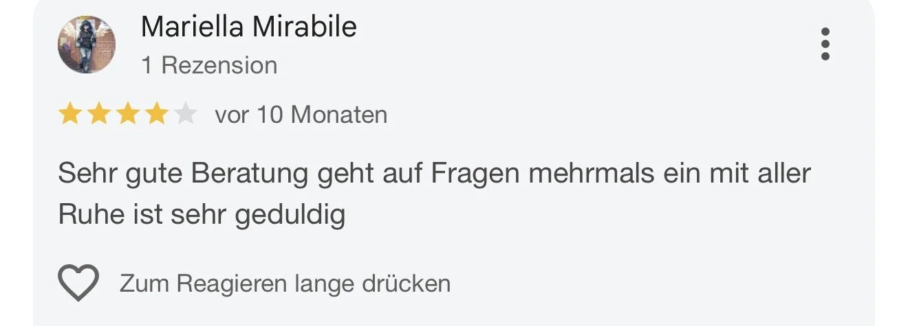 Bewertung mit Sternen, Profilbild einer Person, Text mit Bewertung und Rezension in Deutsch.