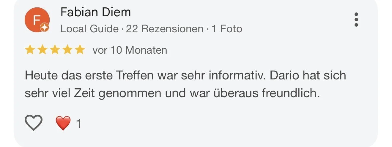 Screenshot einer Bewertungsseite mit einem Profilbild, Text, einer Fünf-Sterne-Bewertung und einem Herzsymbol.