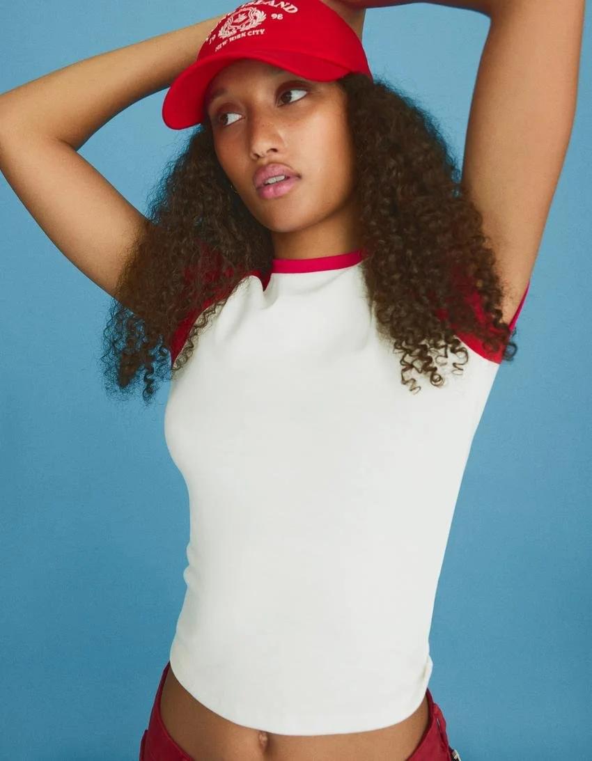  BERSHKA  
Fitted Raglan Shirt 
12,99 €