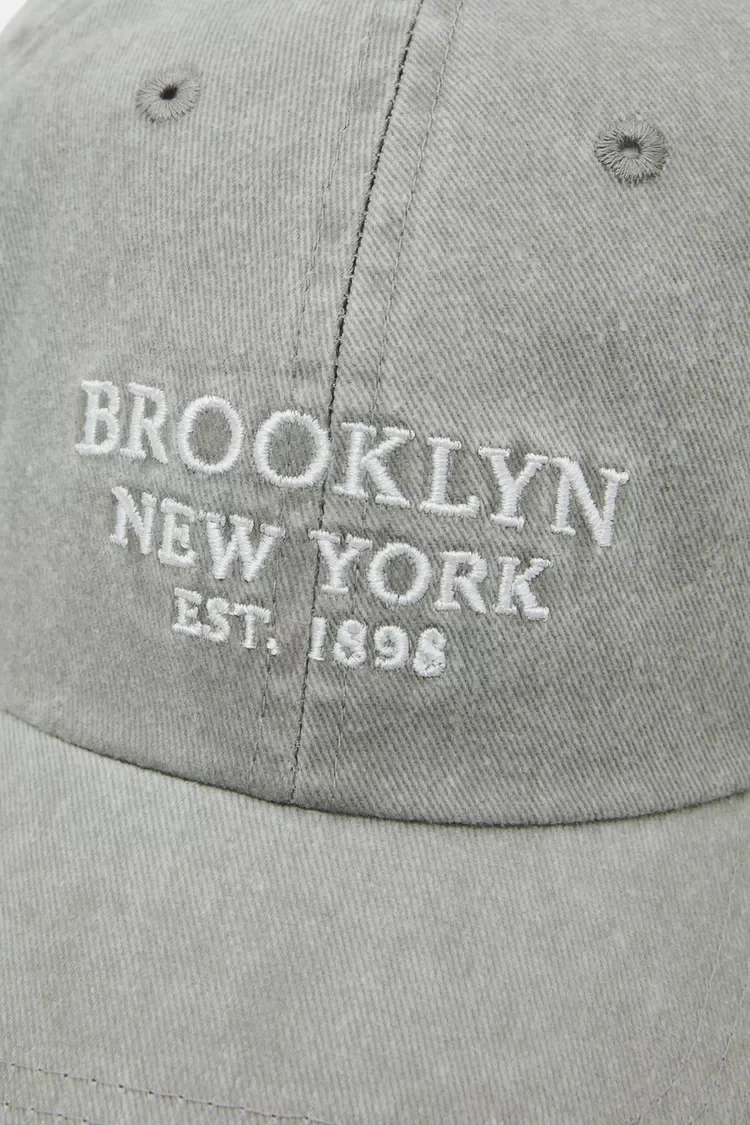  PULL&BEAR  
Broklyn Embroidered Cap 
12,99 €