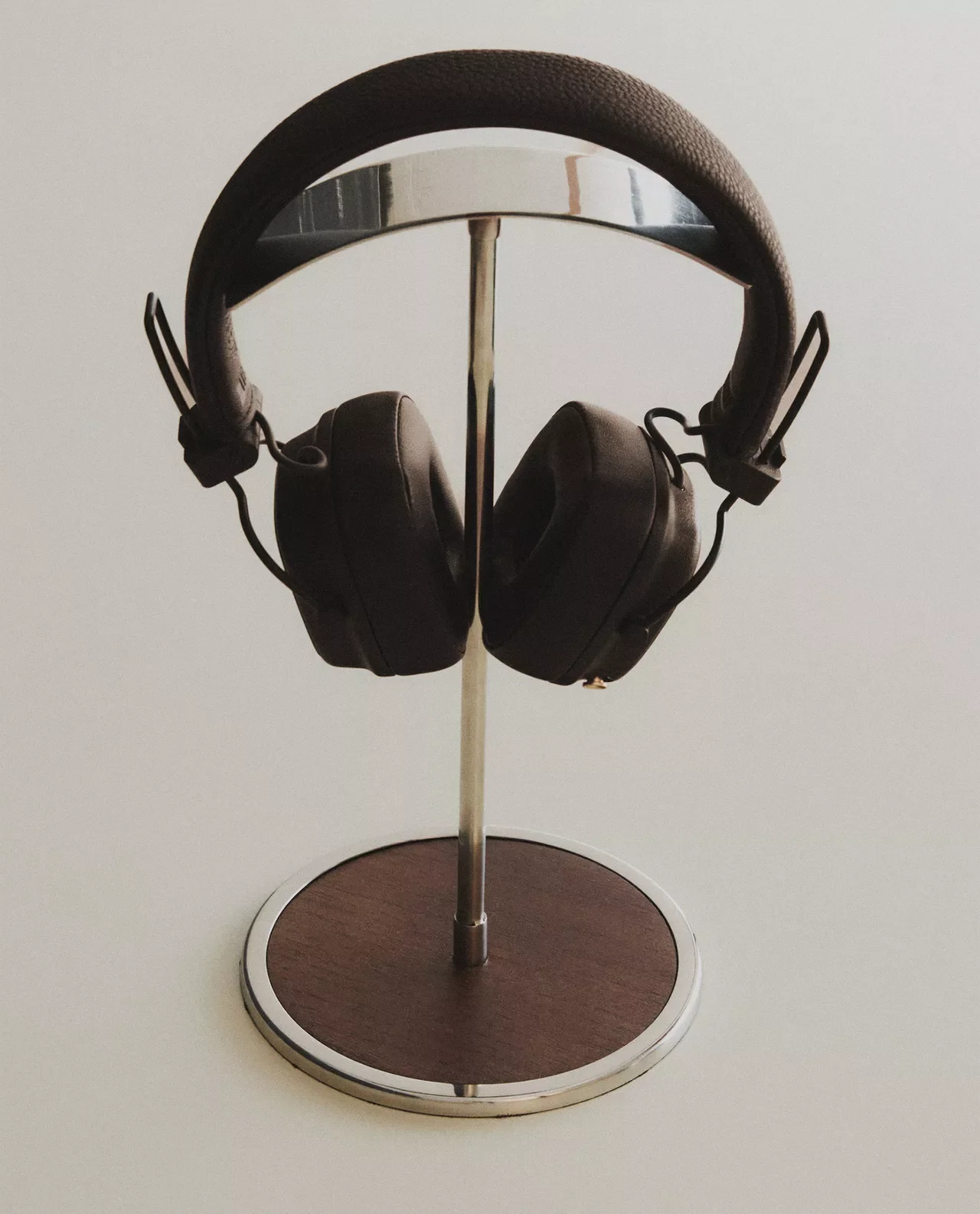  ZARA  
Metal Headphone Stand 
25,99 €