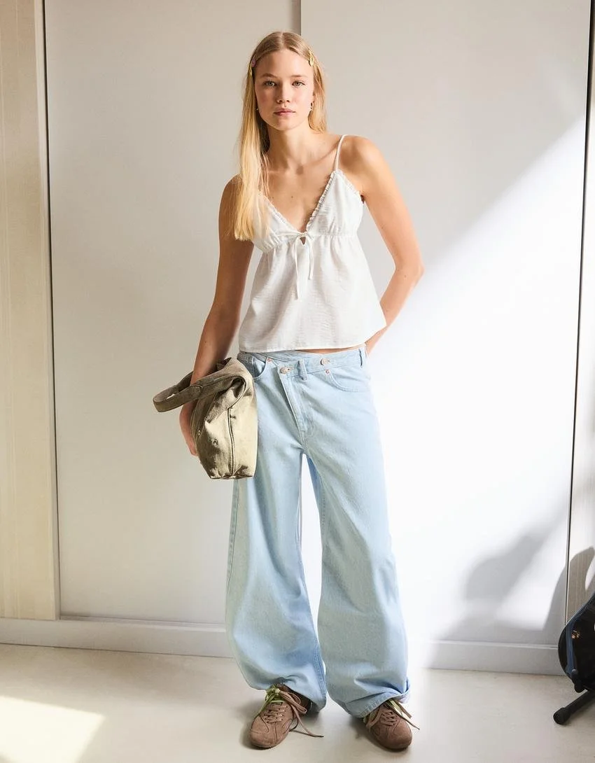  BERSHKA  
White Tank Top With Bow 
17,99 €