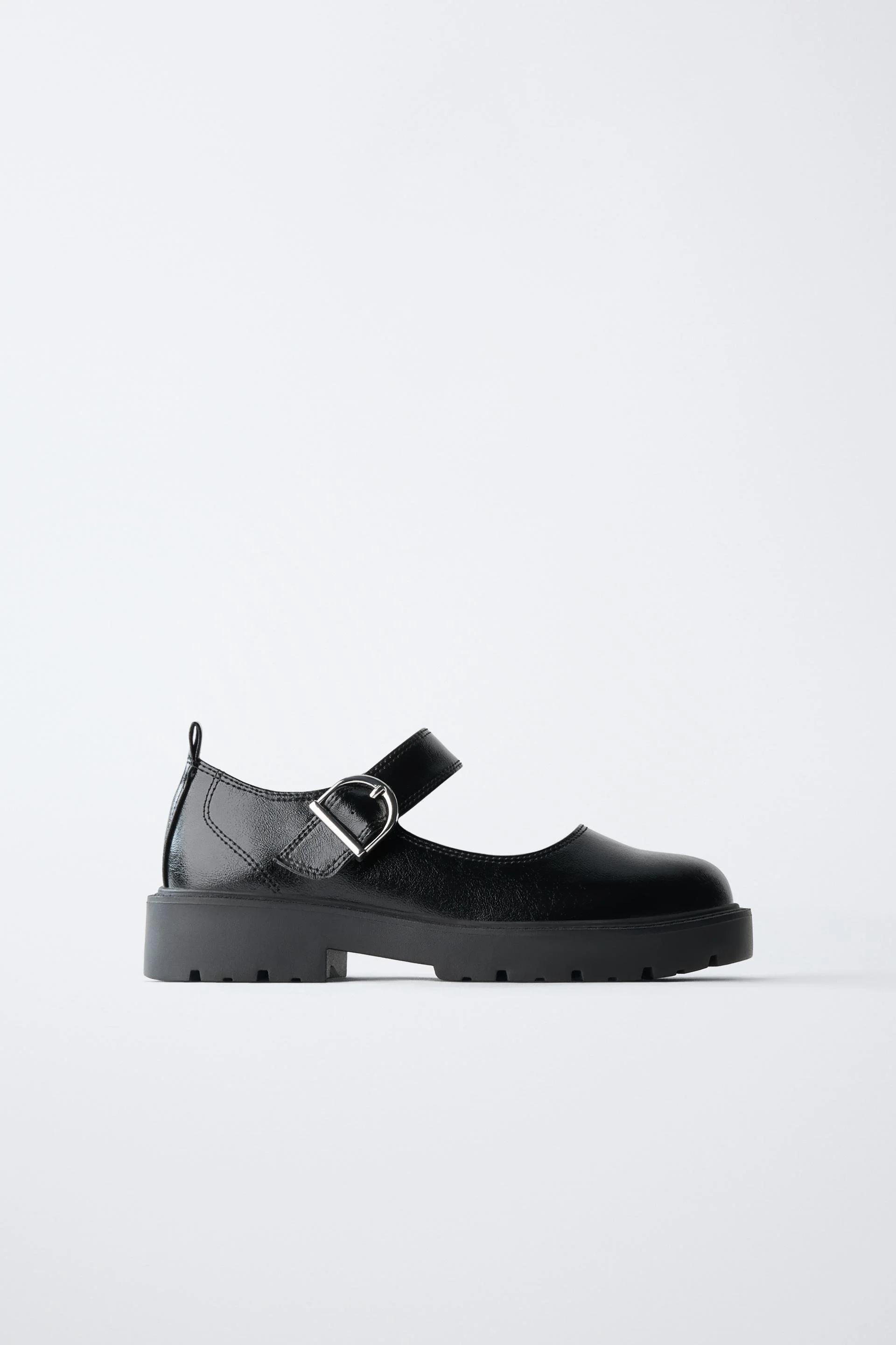  URBAN OUTFITTERS  
Mary Jane Shoes 
45 €