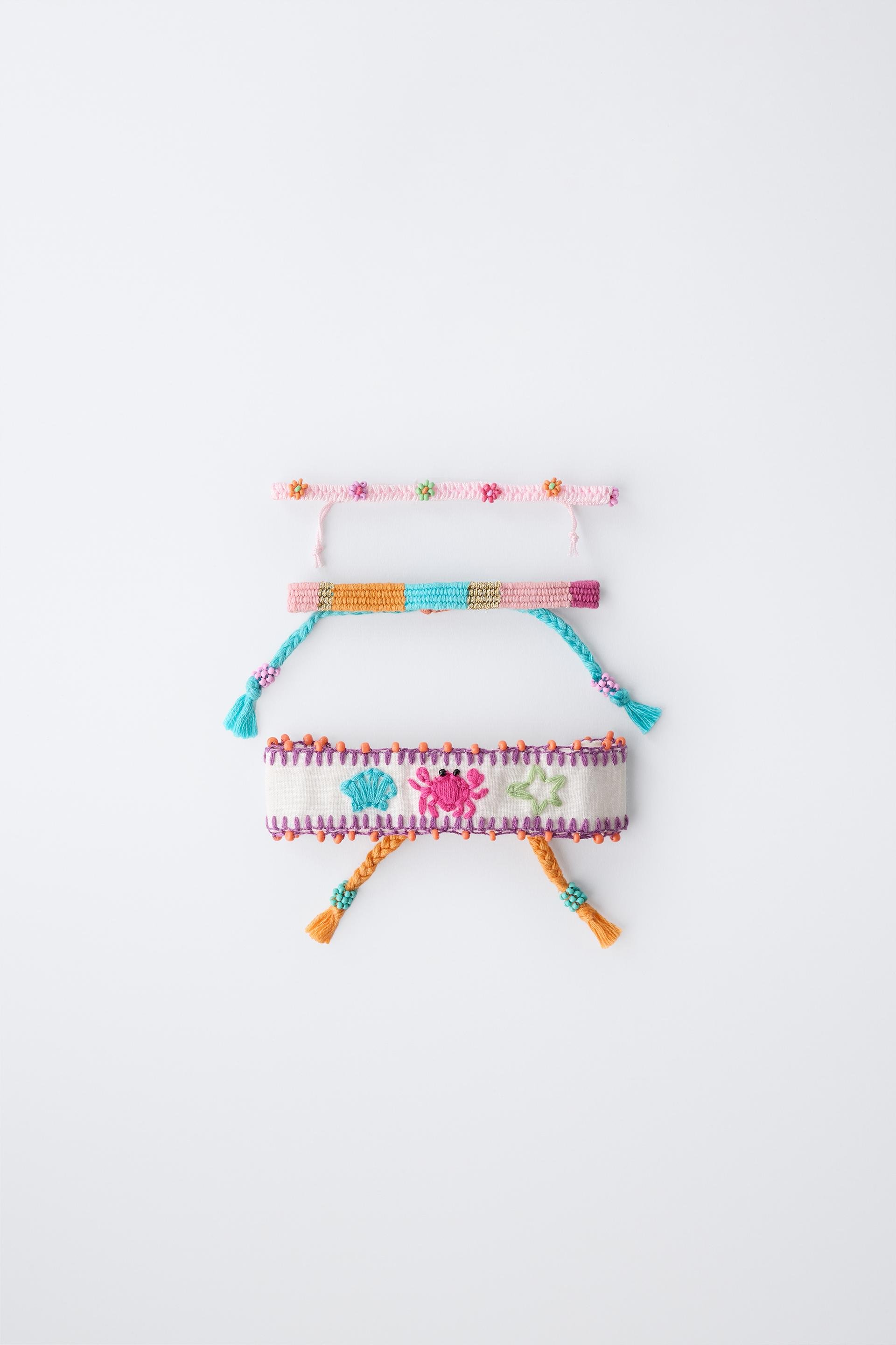  ZARA  
Embroidered Bracelets 
7,95 €