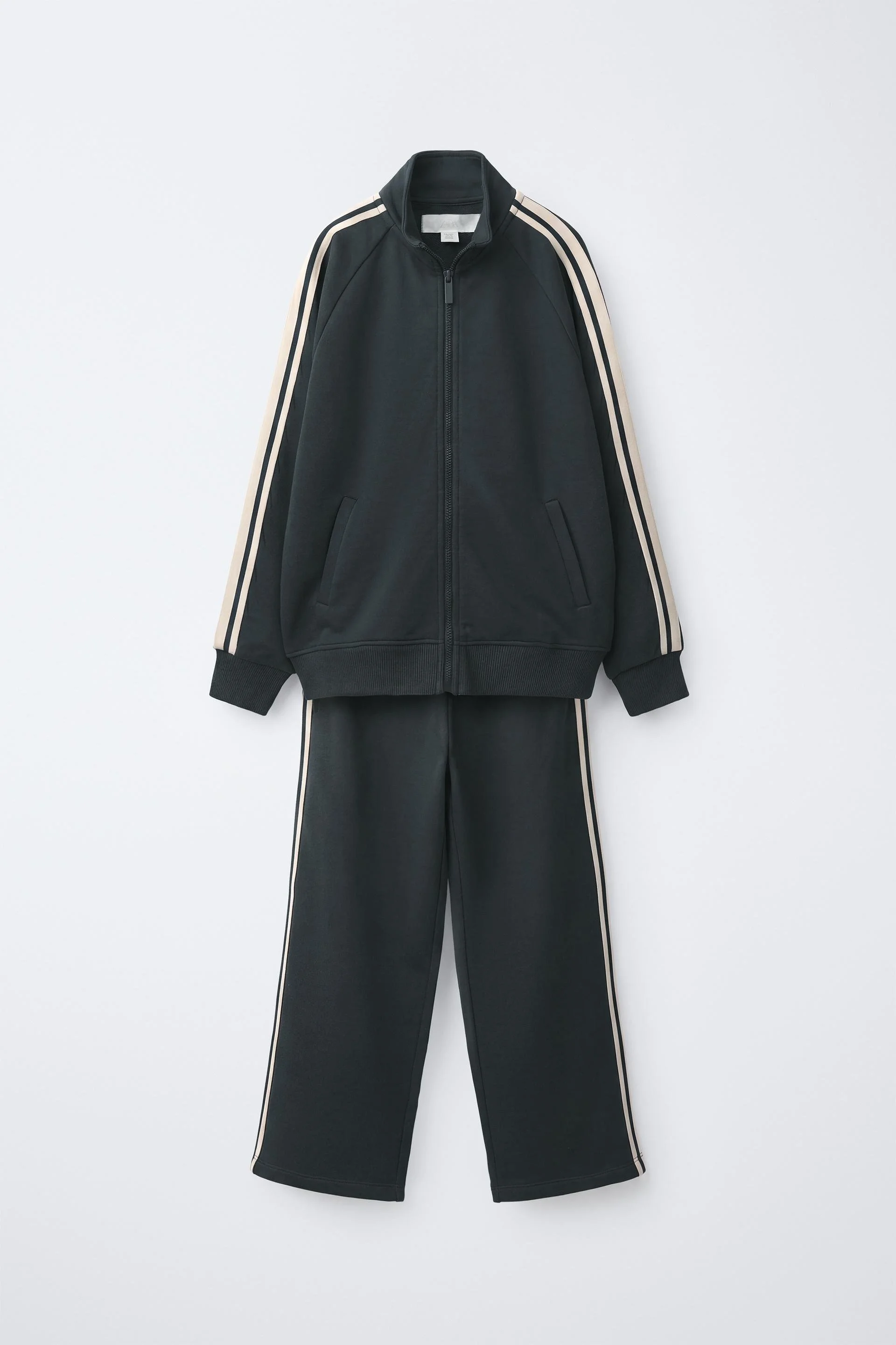  ZARA  
Zip -Up Sweatshirt and Wide-Leg Trousers Set 
27,95 €