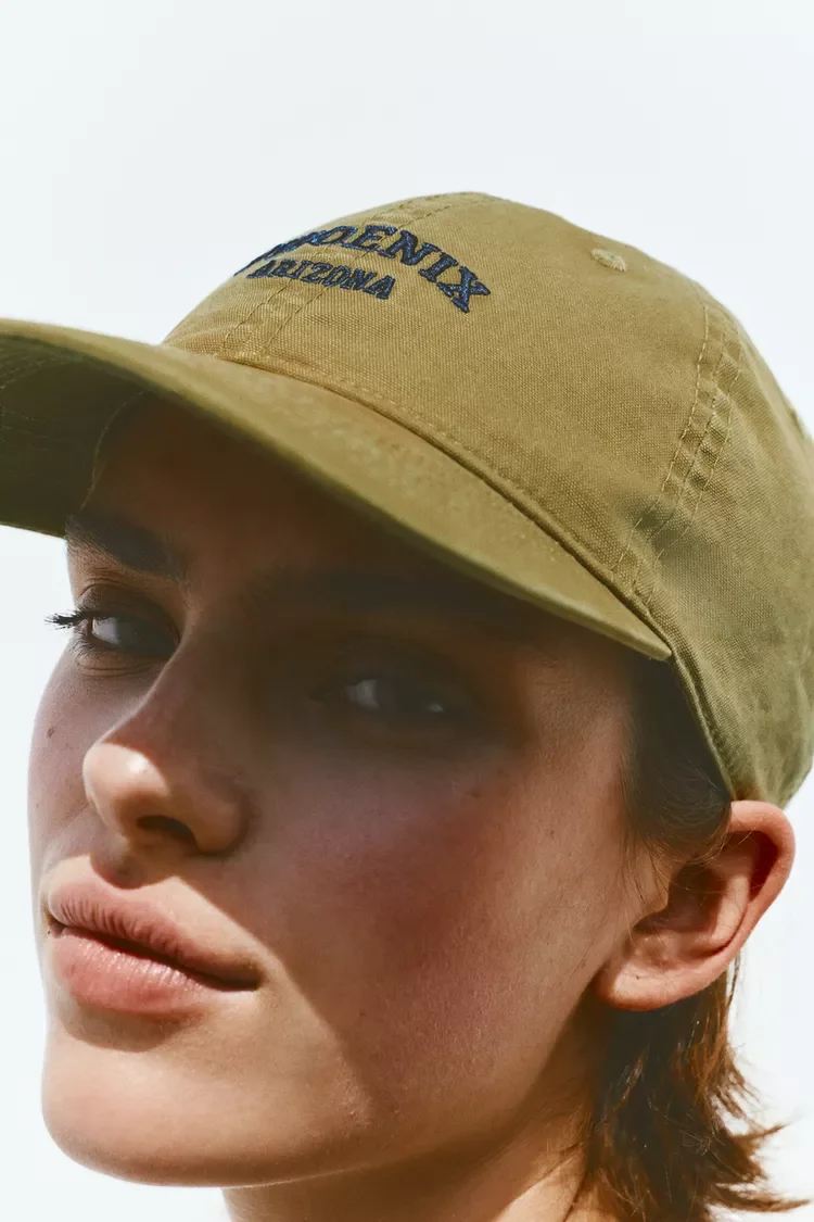  PULL&BEAR  
Phoenix Embroidered Cap 
12,99 €
