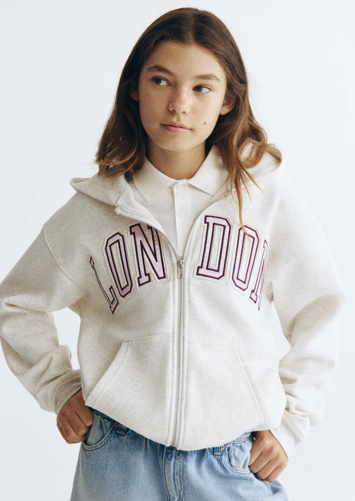  H&M  
Hoodie With Print 
29,99 €