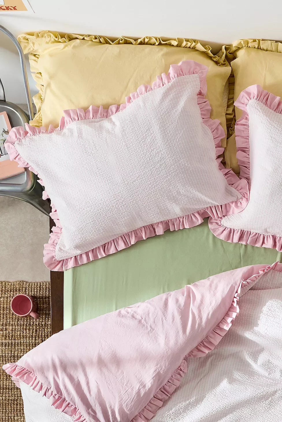  URBAN OUTFITTERS  
Pink Stripe Seersucker Duvet Set 
95 €