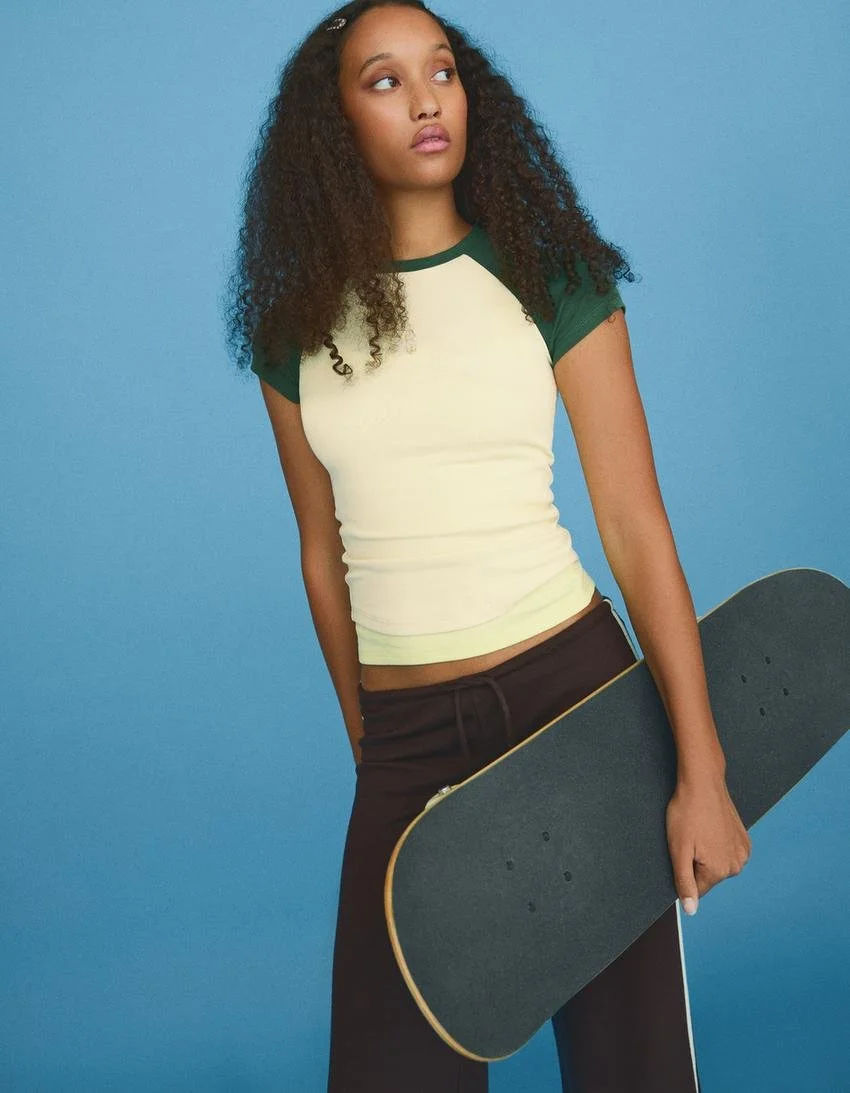  BERSHKA  
Fitted Raglan Shirt 
12,99 €