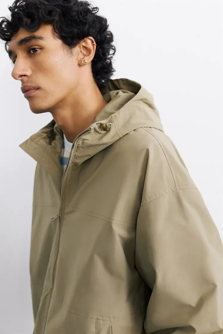  PULL&BEAR  
Light Weight Hooded Raincoat 
35,99 €