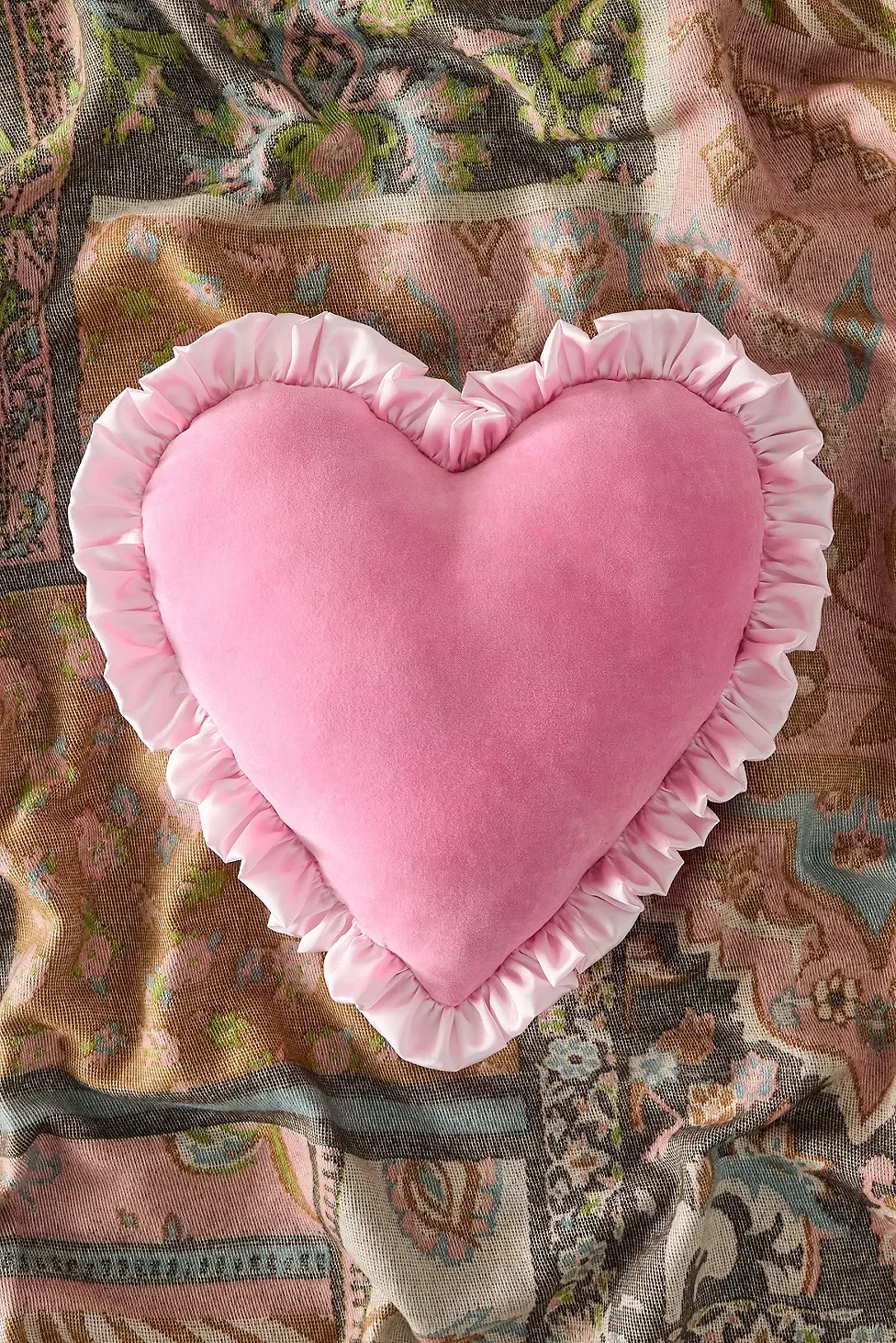  URBAN OUTFITTERS  
Pink Heart Cushion 
35 €