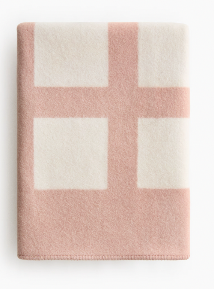  H&M  
Wool Blend Blanket 
99 €