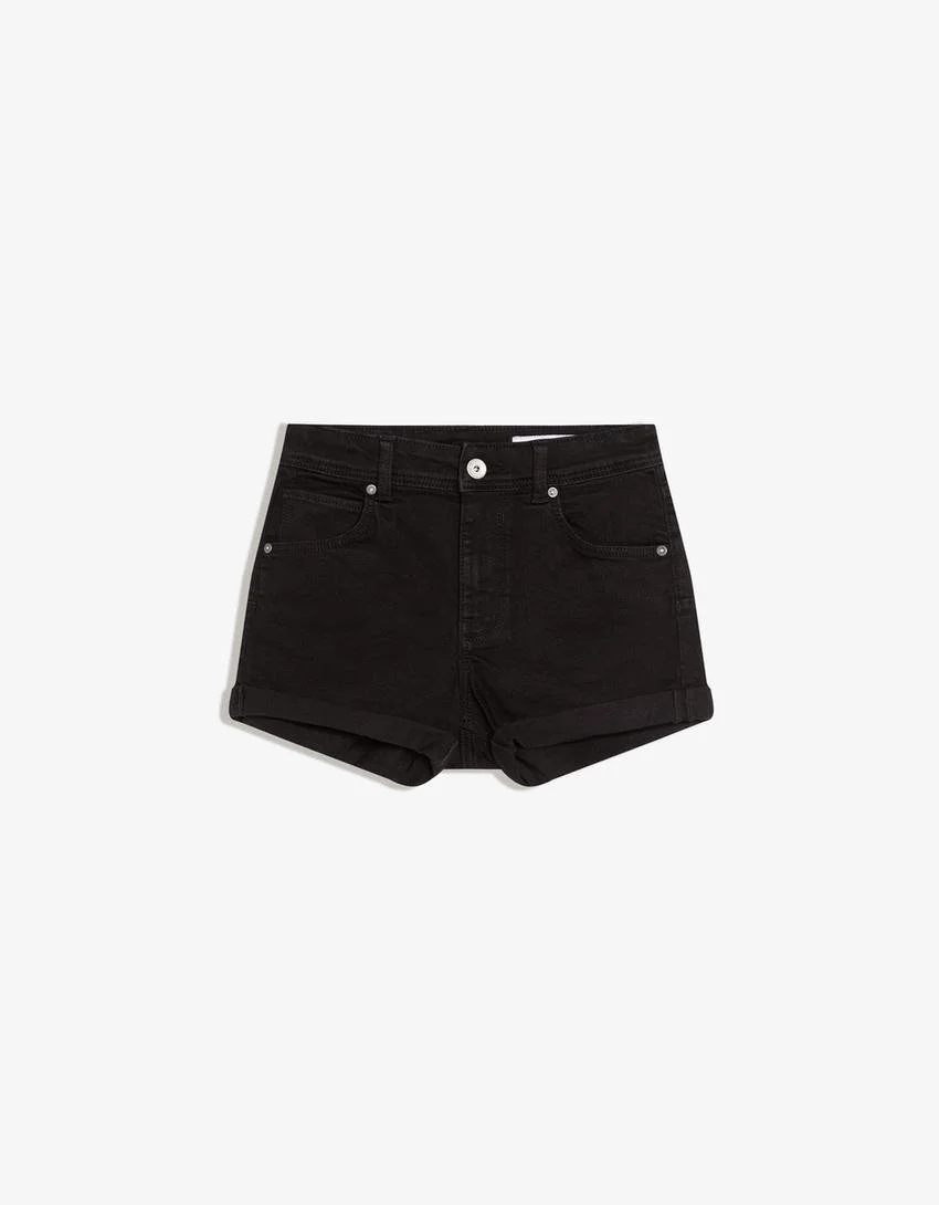  BERSHKA  
Black Denim Shorts 
17,99 €