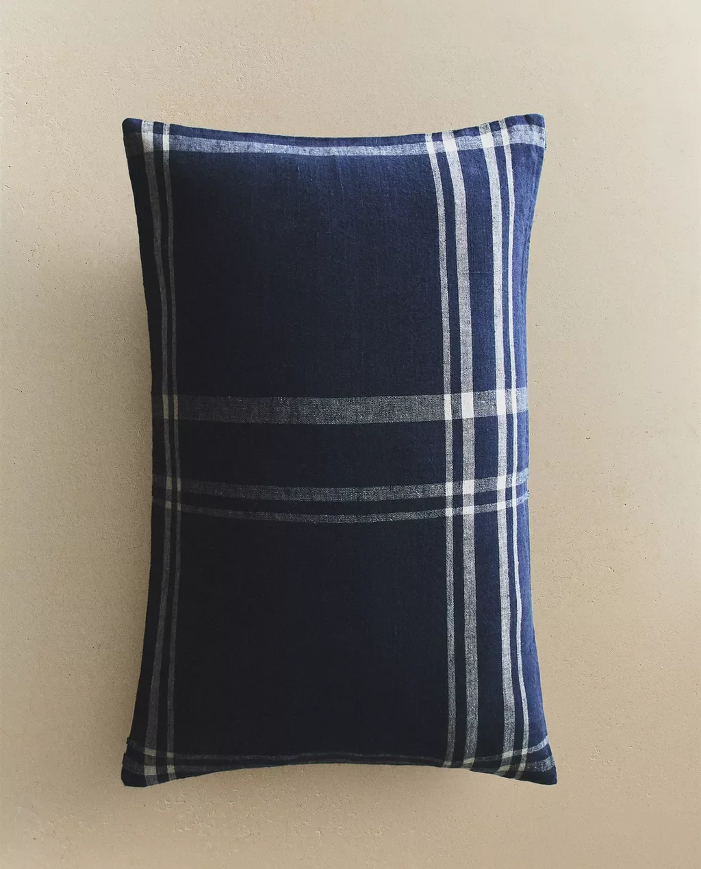  ZARA HOME  
Dyed Thread Cushion 
29,99 €