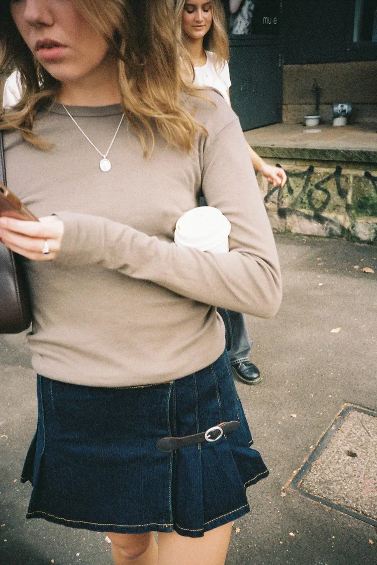  BRANDY MELVILLE  
Low Waisted Buckle Skirt 
32 €