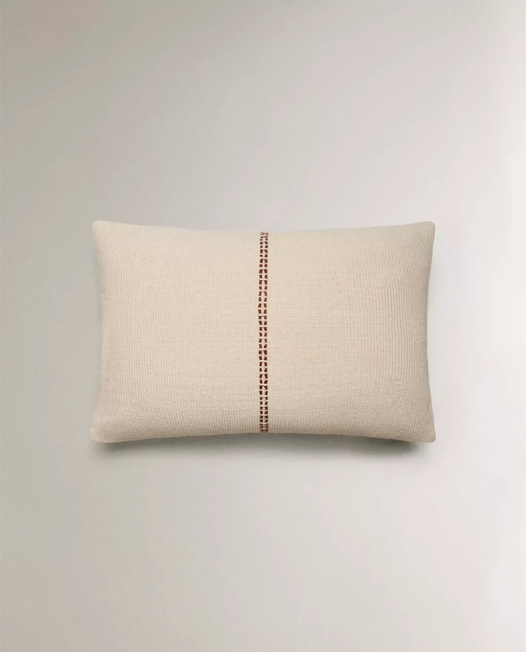  ZARA HOME  
Double Line Cushion 
29,99 €