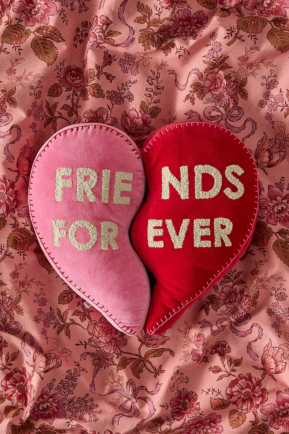  URBAN OUTFITTERS  
Best Friends Heart Pillow 
45 €