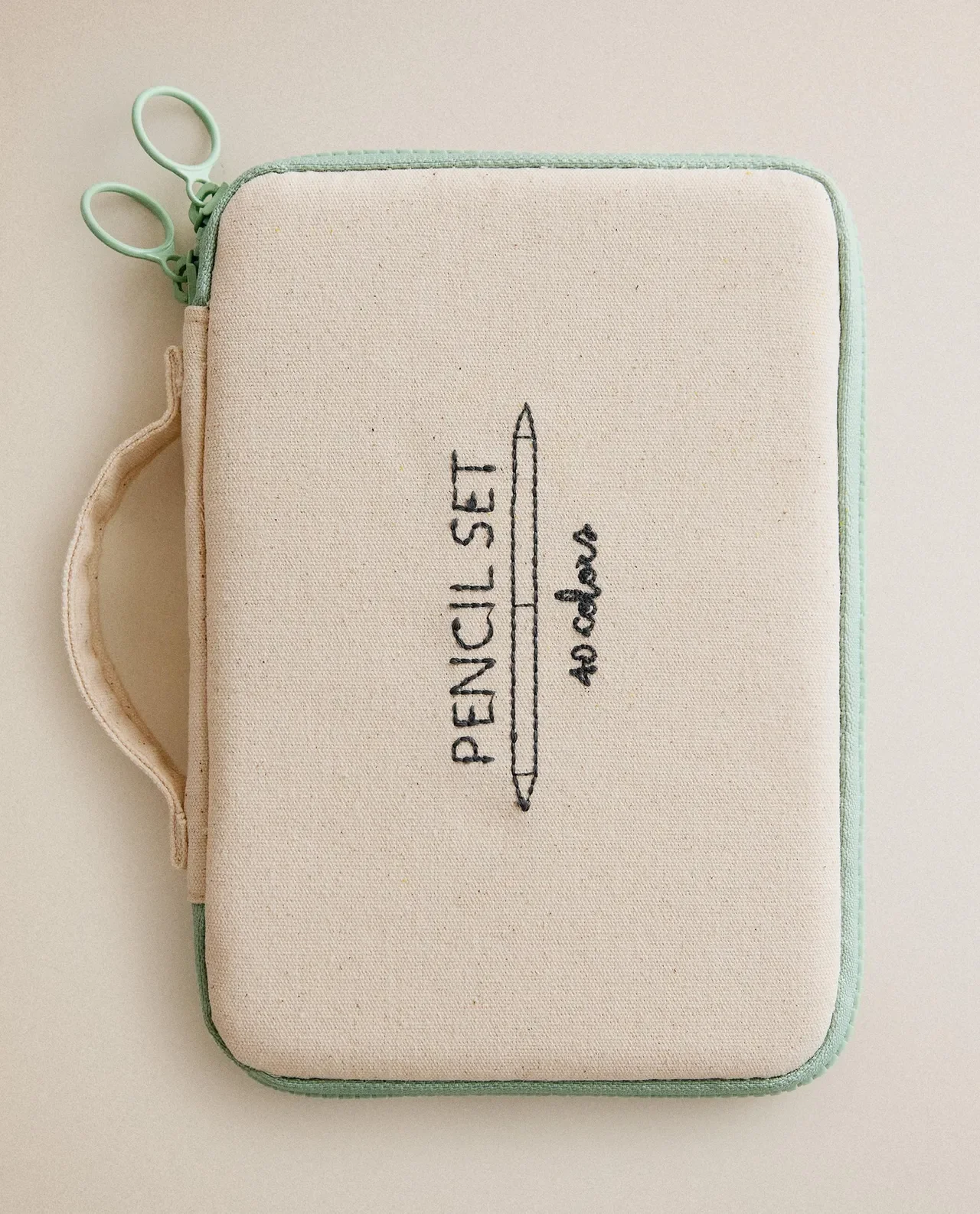  ZARA  
Children's Pencil Case 
15,99 €