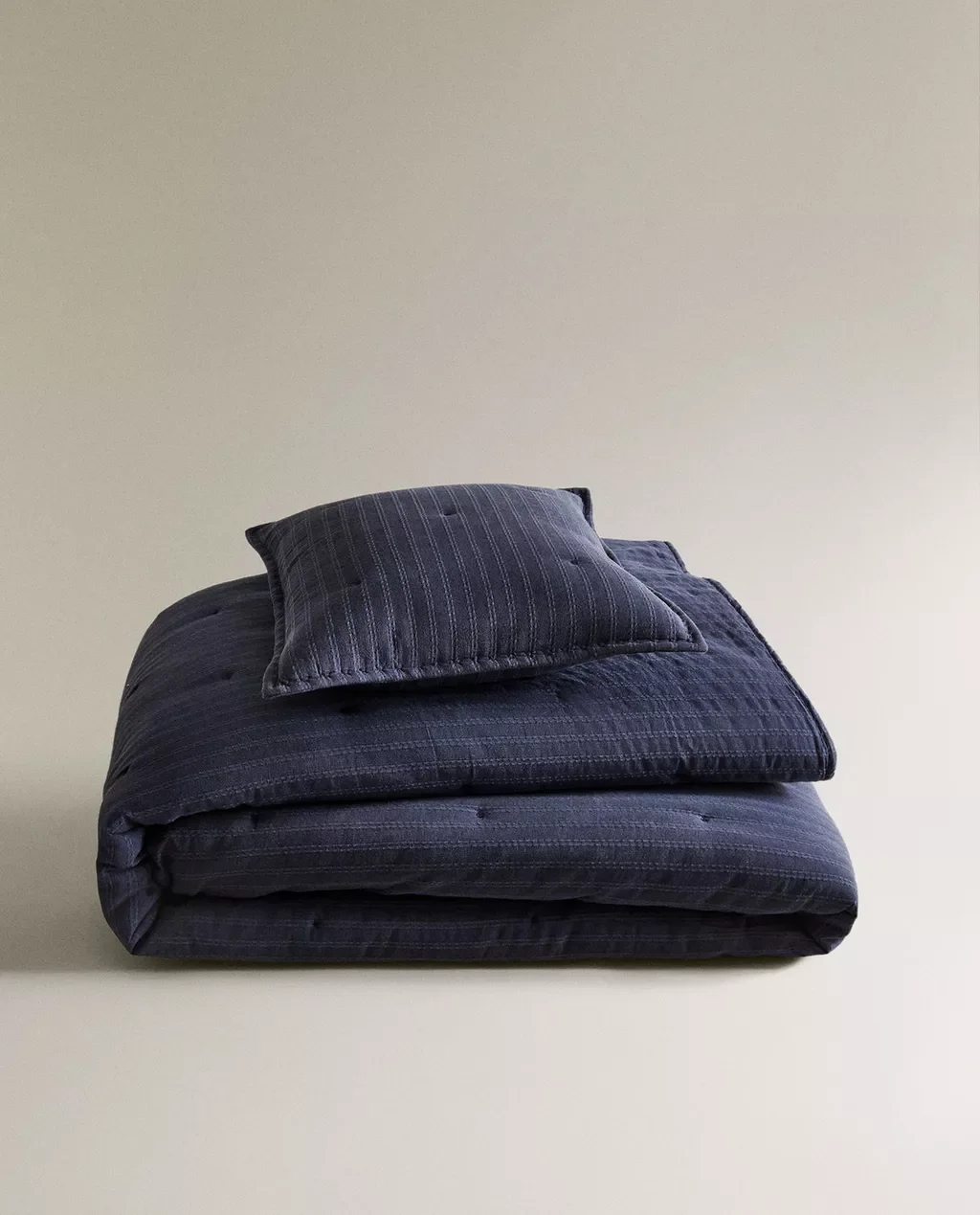  ZARA HOME  
Stripped Jacquard Quilted Bedspread 
79,99 €