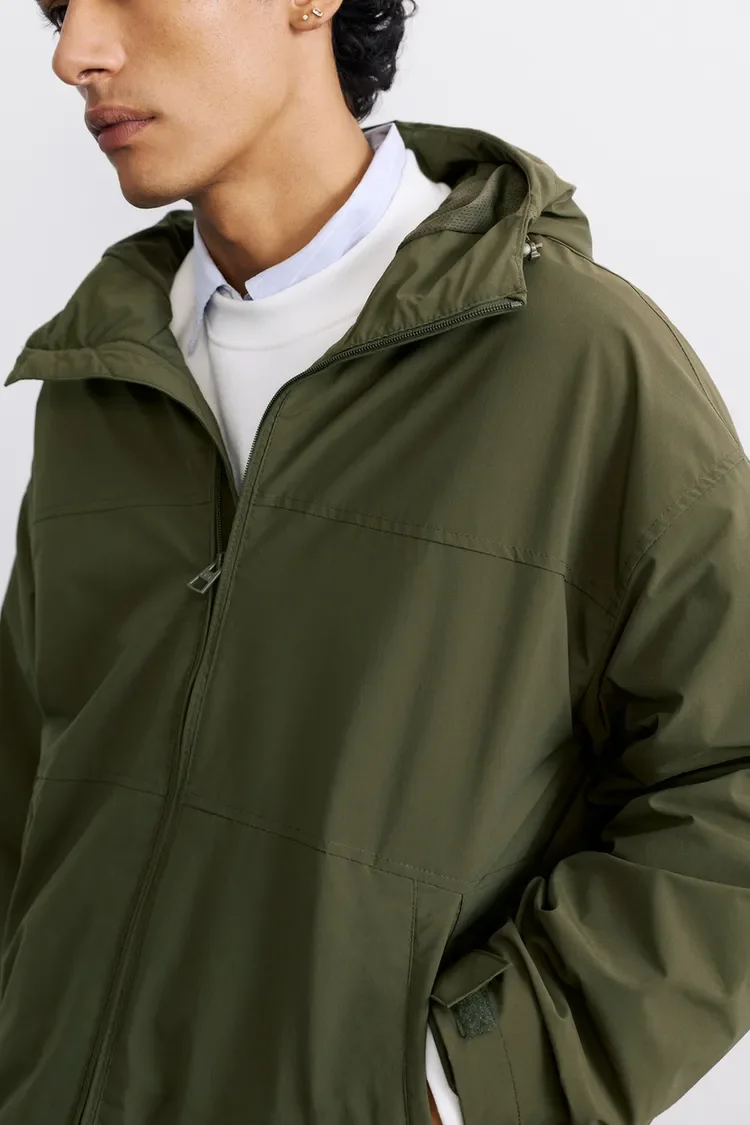  PULL&BEAR  
Light Weight Hooded Raincoat 
35,99 €
