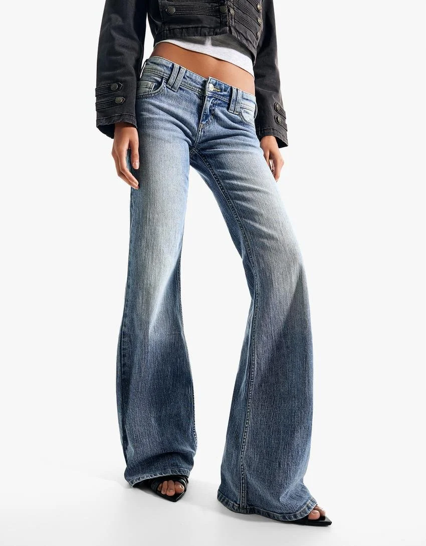  BERSHKA  
Embroidered Low Flared Jeans 
45,99 €