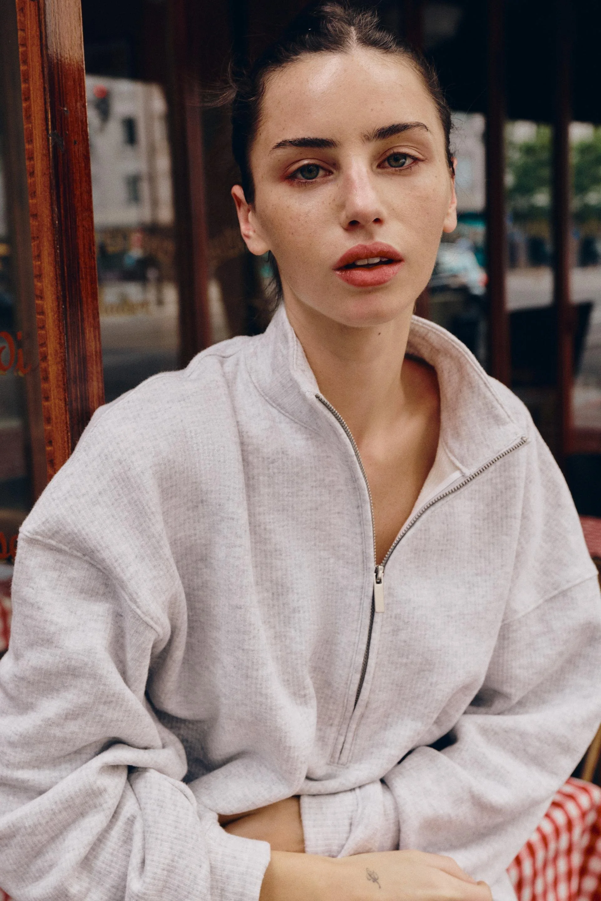  ZARA  
Zip-Up Sweatshirt 
29,95 €