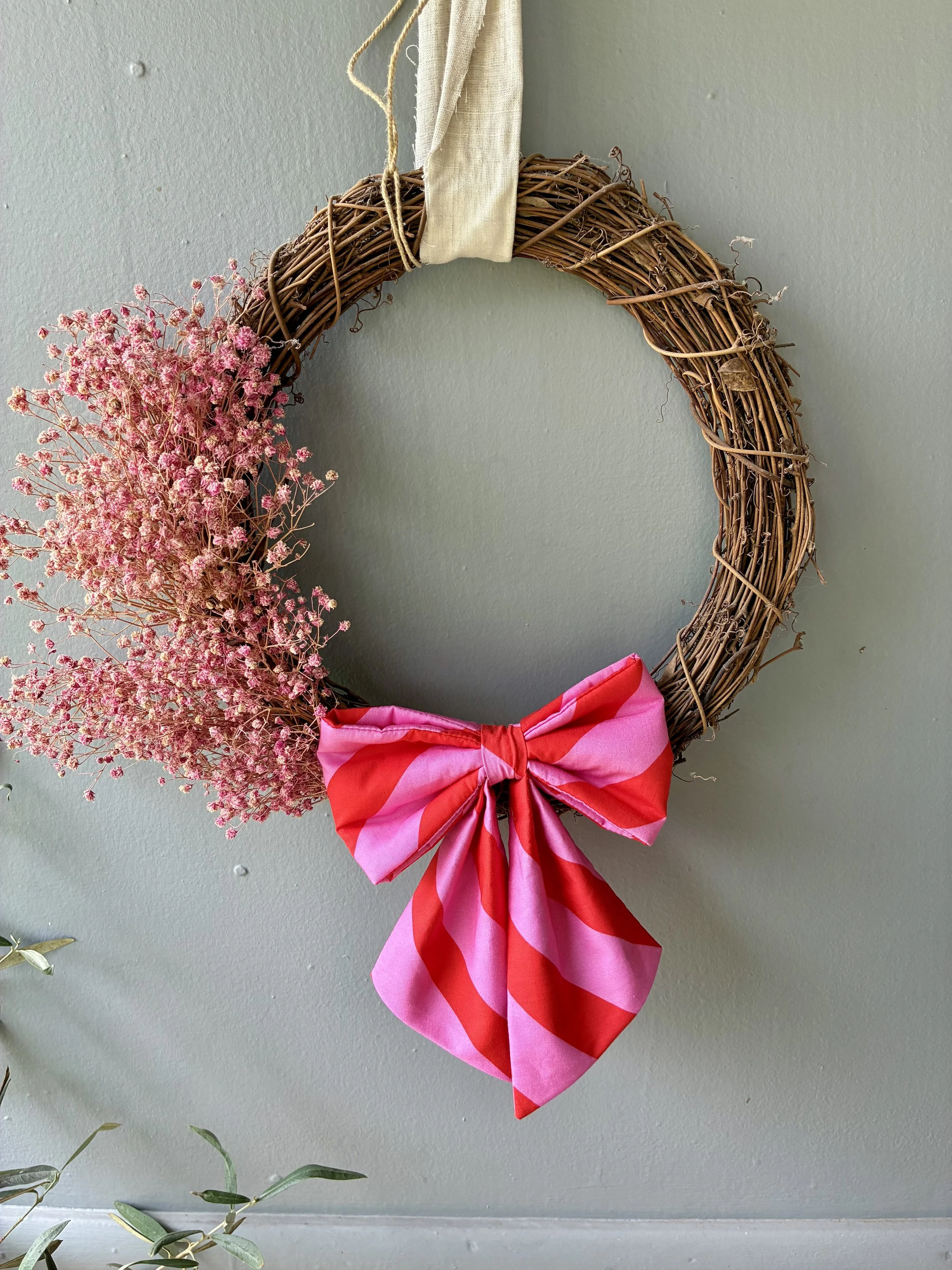 small pink and red bow on Wreath .jpg