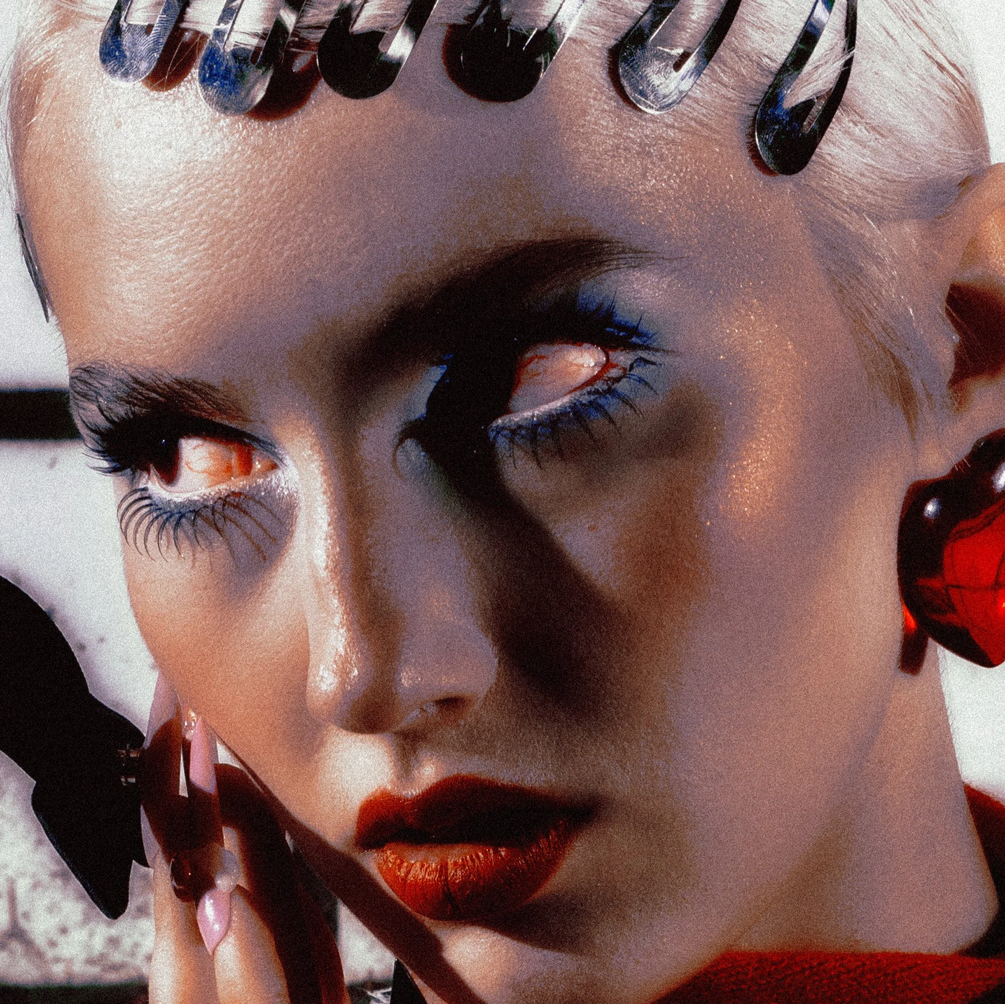 Un gros plan d'une femme avec une coiffure originale, maquillage sophistiqué avec des lèvres rouges et des yeux accentués, portant des accessoires en plastique noir et rouge, dans un style artistique et moderne.