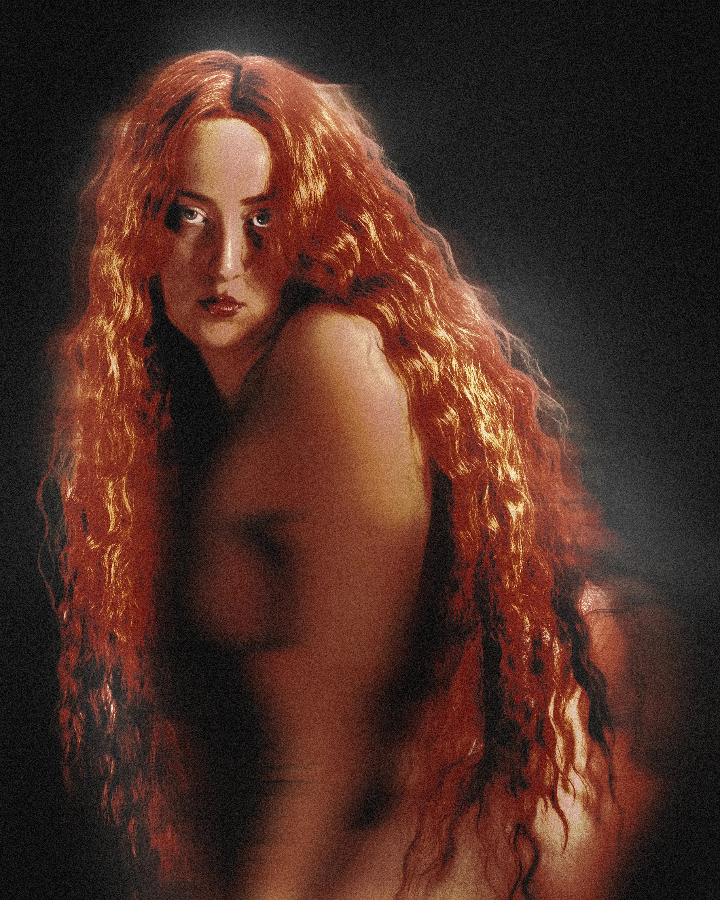 Jeune femme avec de longs cheveux frisés roux, regardant intensément, pose contre un fond sombre.