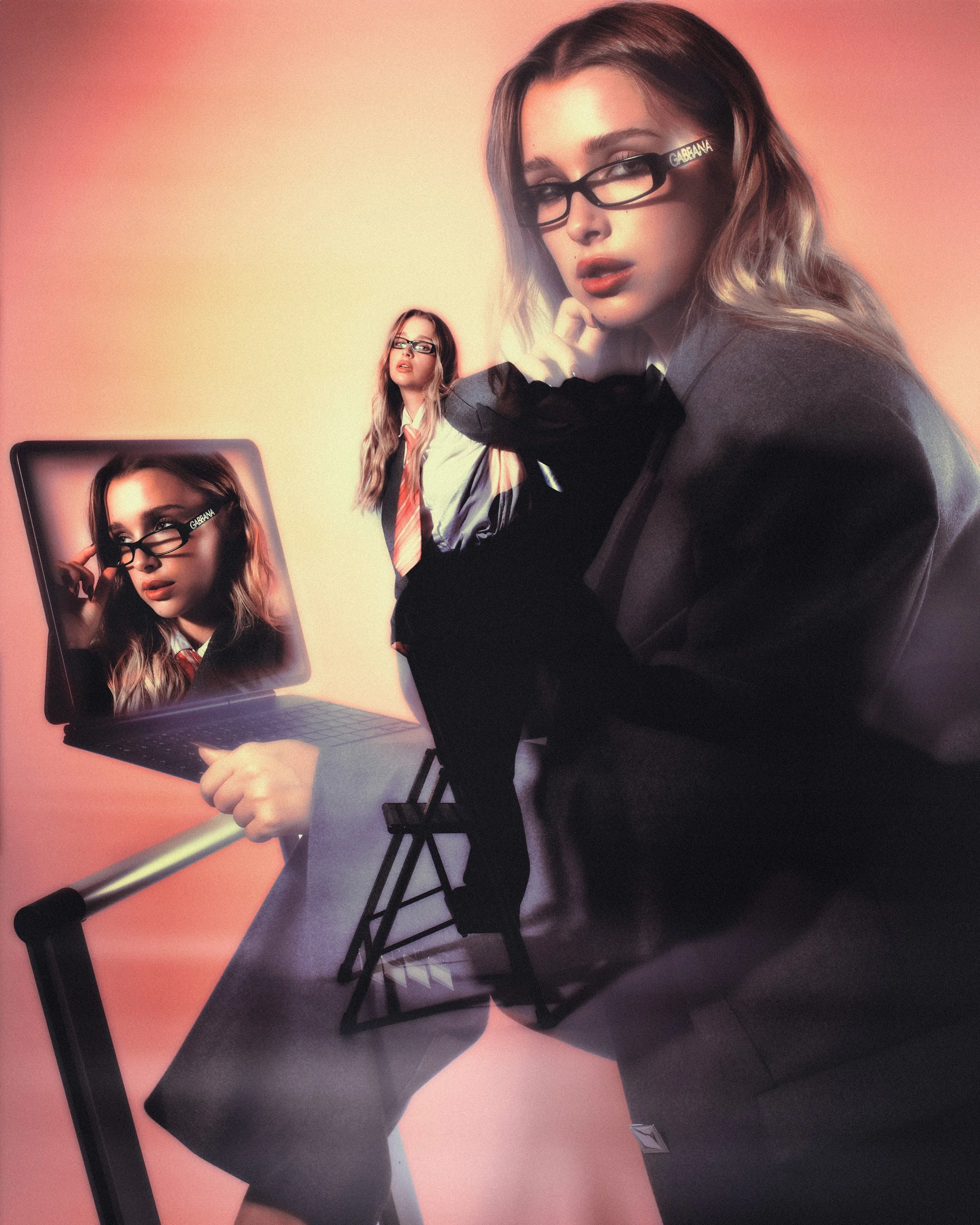 Une jeune femme porte des lunettes avec le logo Gabbana, contenant plusieurs images d'elle-même dans différentes positions, le tout sur un fond rose.