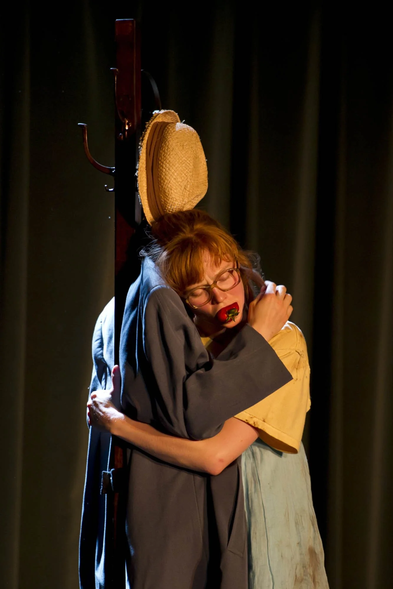 snafu-little-orange-man-object-puppetry-clown1-shadow-puppetry-in-victoria.jpg