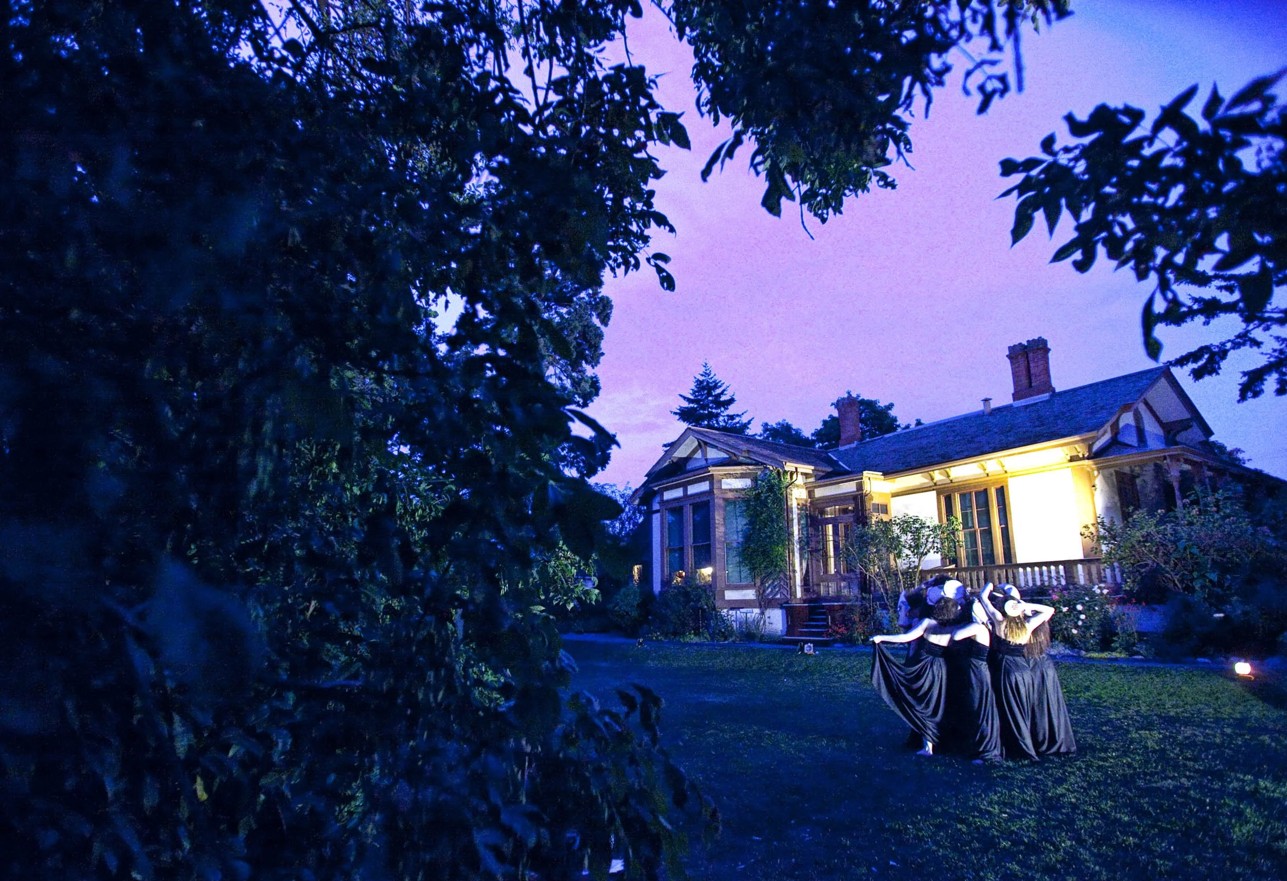 snafu-pretty-little-instincts-dance-theatre-point-ellice-house-photographer-darren-stone8-dance-theatre-in-victoria.jpg