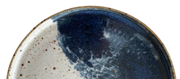 Ceramic plate with an ocean like motif in foamy white and navy blue