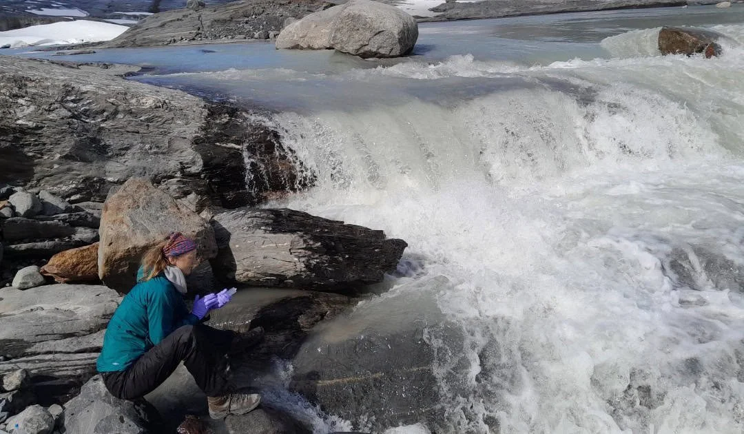 Jemma-Wadham-sampling-meltwaters-from-Salajekna-Glacier-Sulitjelmaisen-ice-cap-T.-Bruckner.jpg