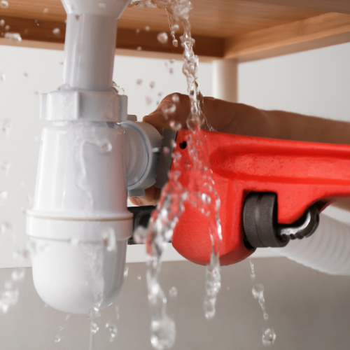 Ouvrier réalisant une réparation ou un entretien (plomberie)