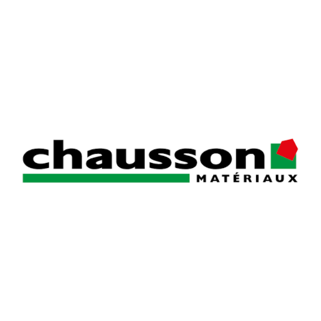 Logo de l'entreprise Chausson Matériaux avec le nom 'chausson' en gras noir, un trait vert en dessous, et le mot 'MATÉRIAUX' en plus petit à droite avec un symbole en forme de maison rouge et verte.
