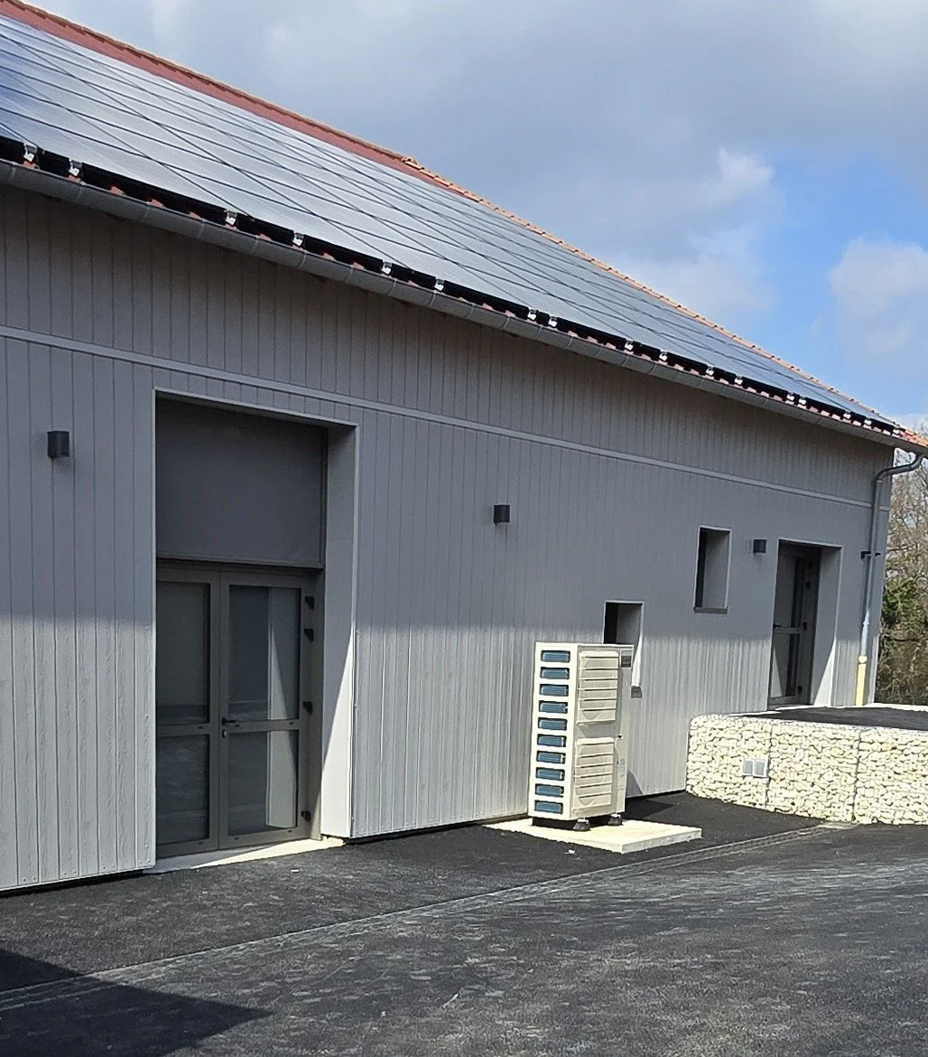 Salle des fêtes de PENSOL - PAC (unité extérieure) et photovoltaïque