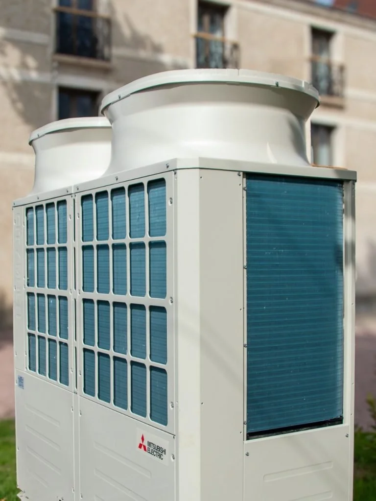 Unité extérieure - Climatiseur Mitsubishi Electric installé à l'extérieur d'un bâtiment
