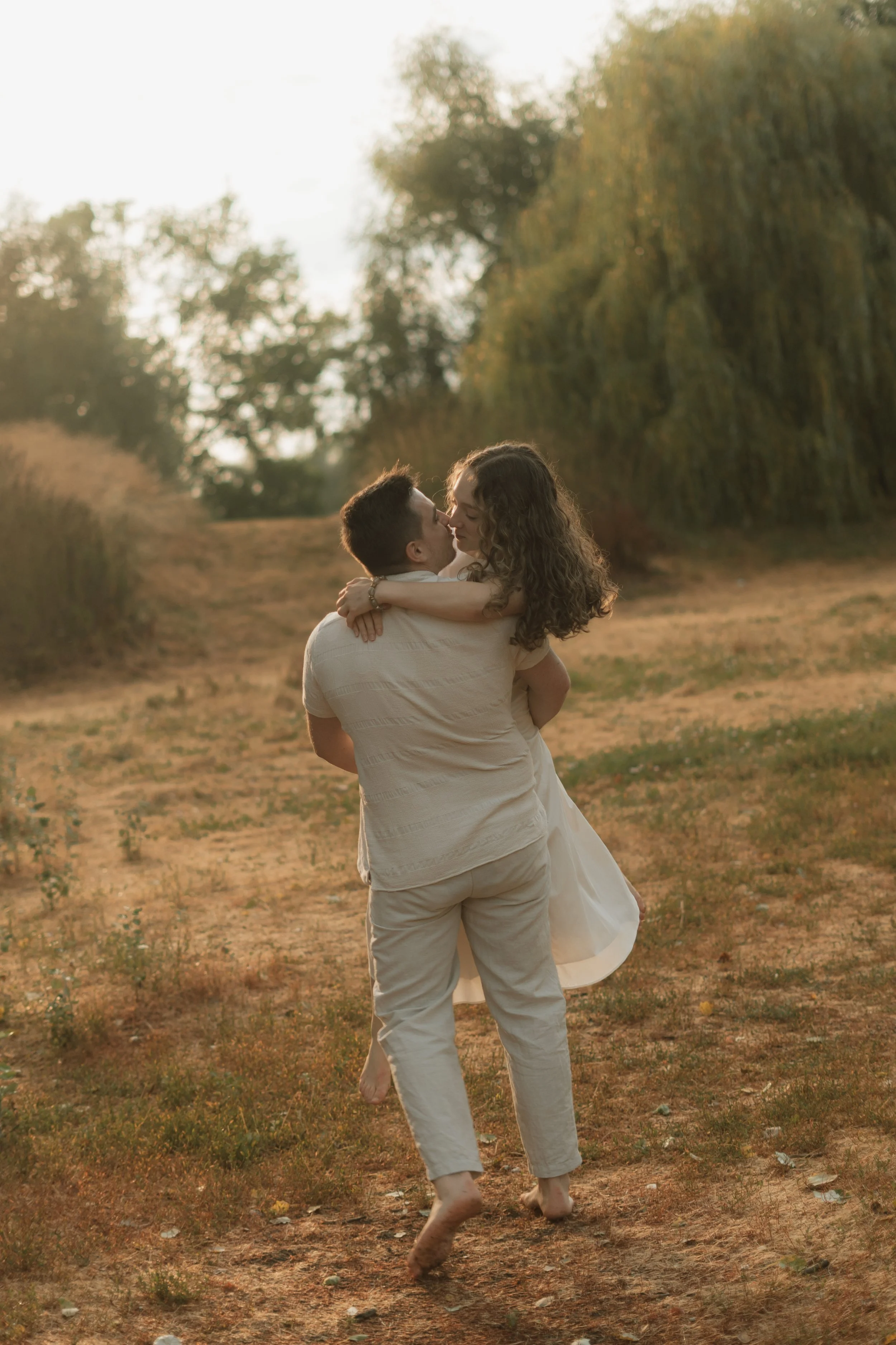 séance photo couple naturelle, photographe basée dans les Landes couple & mariages